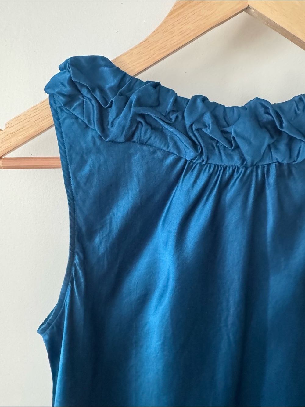 Banana Republic 100% Silk Ruffle Neck Blouse Top Teal Blue Sleeveless Size Small - Picture 6 of 6
